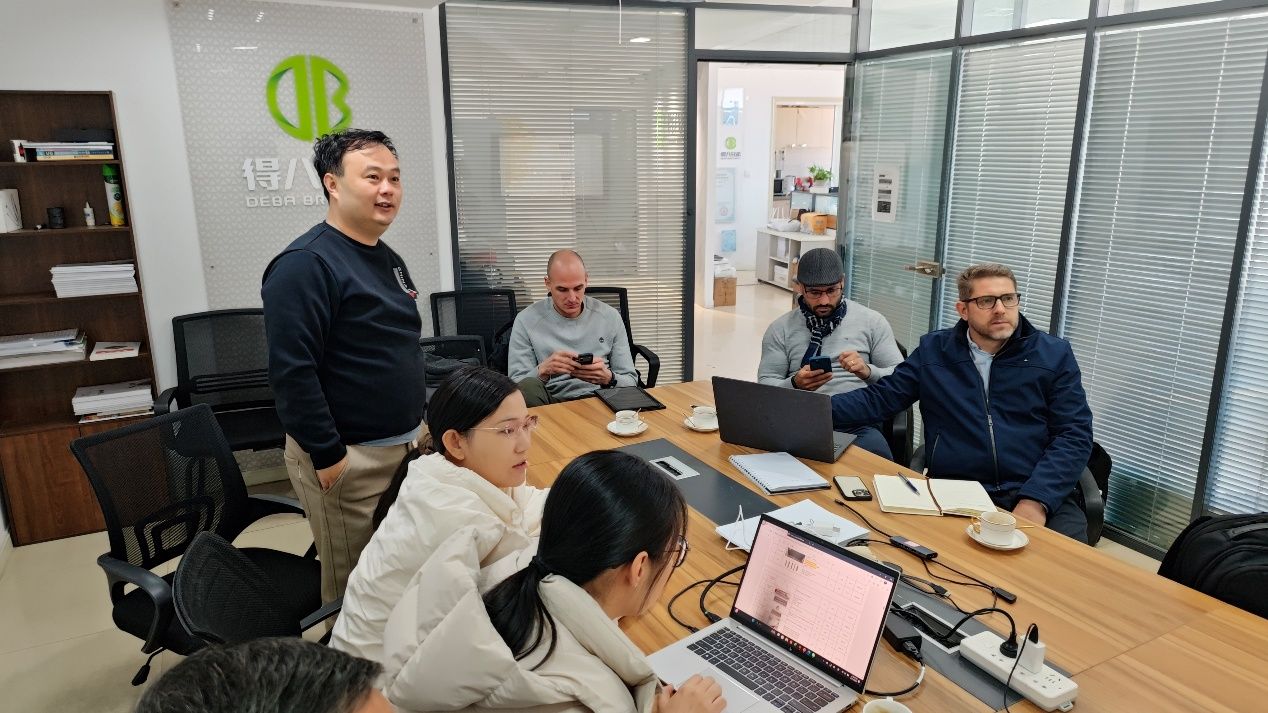 Clienți din Paraguay vizitează Frații Deba, aprobă cu mare măsură planul fermei de porci cu 12.000 de scroafe și puterea produsului