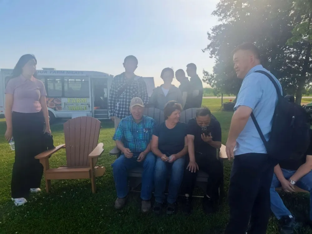 Frații Deba: Specialist de 16 ani în echipamente complete pentru creșterea porcilor